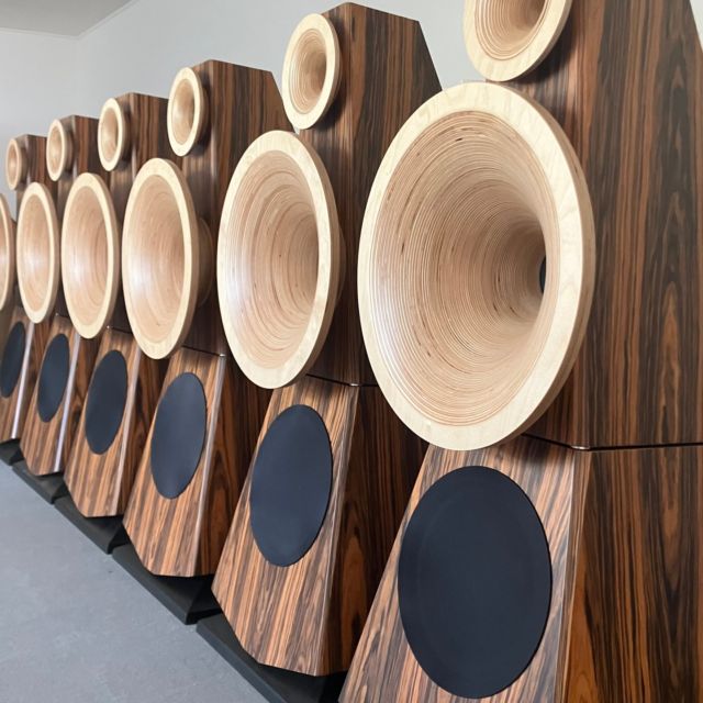 Some ODEON Semper in Rosewood finish 

#odeonaudio #odeon_audio #horns #audiophile #handmade #audio #hifi #loudspeaker #highend